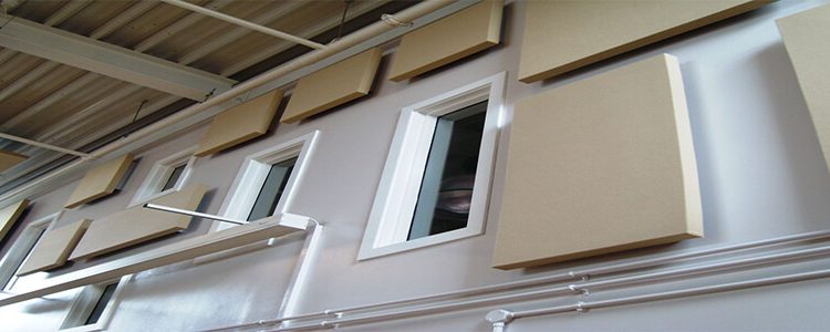 Kumaş Kaplı Ses Yalıtım Paneli Kullanım Alanları Kumaş Kaplı Akustik Panel : Ön ve arka yüzeyi camtülü kaplı yüksek yoğunluktaki camyünü levhanın görünür yüzeyi değişik renk seçenekleri mevcut olan darbeye dayanıklı kumaş ile kaplanmaktadır. Montaj sıvası yapılmış duvara direk yapıştırma görünür profil yada gizli sistem uygulanarak yapılabilir.